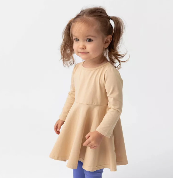 Dlaczego sukienki dla niemowląt cieszą się niesłabnącą popularnością